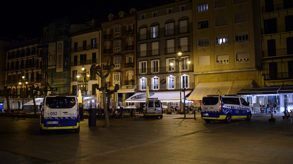 Policía Municipal de Pamplona interviene en una reyerta en el Bar Kiosko de la Plaza del Castillo. PABLO LASAOSA