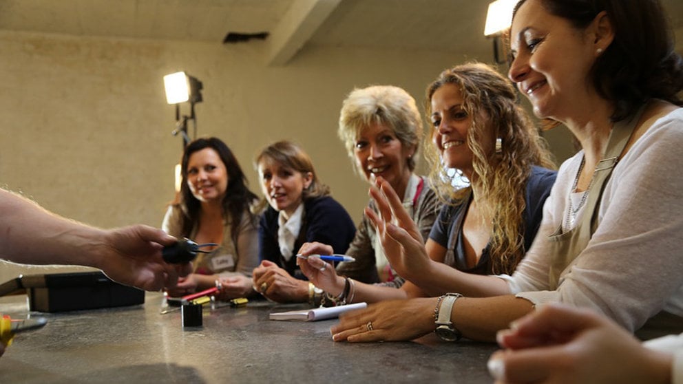 Imagen de unas mujeres recibiendo un curso de bricolaje ARCHIVO