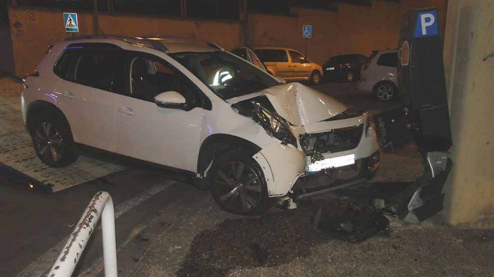 Así ha quedado el parquímetro destrozado por un conductor que circulaba borracho por la calle Leyre de Pamplona POLICÍA MUNICIPAL