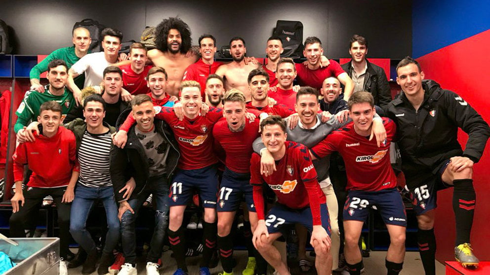 Los jugadores de Osasuna celebran su victoria ante el Nástic en el vestuario de El Sadar. Twitter CA Osasuna.