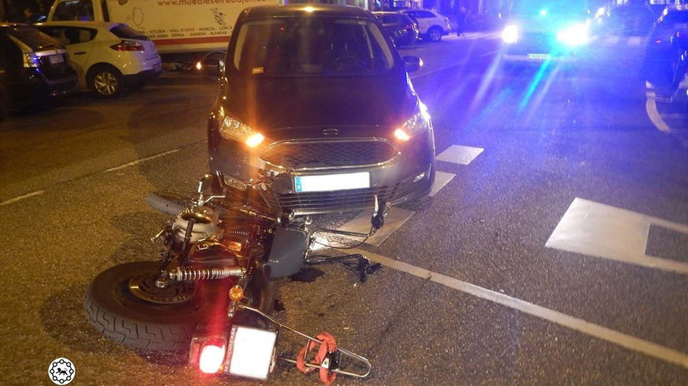 Accidente de tráfico entre una moto y un vehículo la calle Monasterio de la Oliva de Pamplona POLICÍA MUNICIPAL
