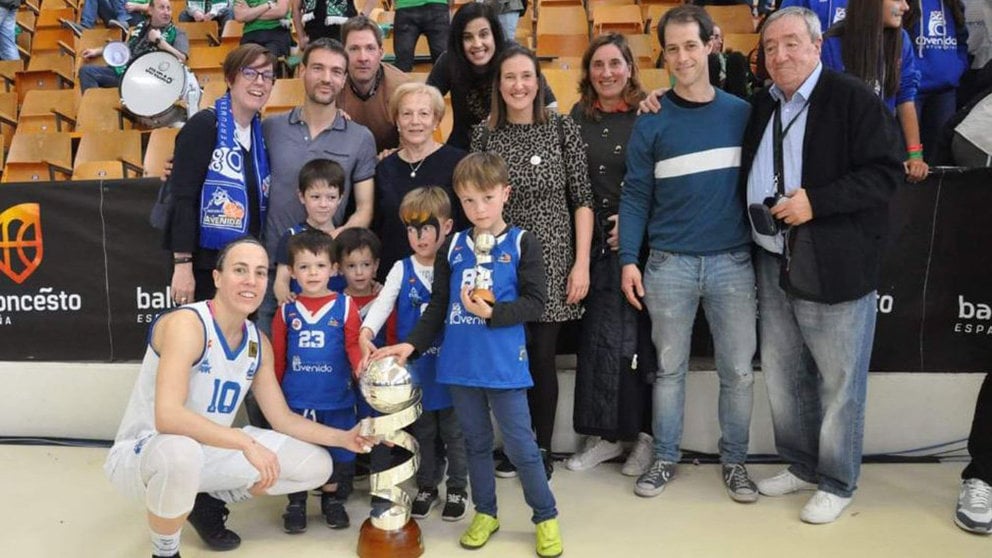 María Asurmendi con su familia y la Copa de la Reina obtenida en Vitoria. Cedida.
