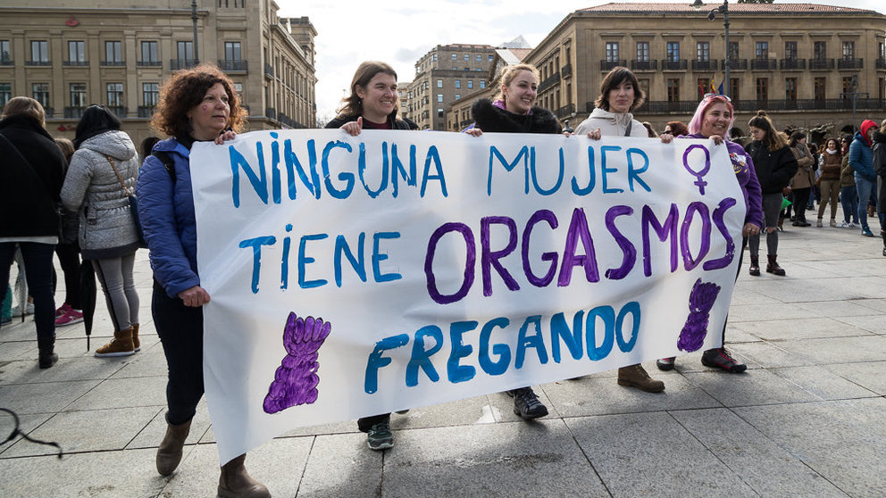 Concentración de colectivos feministas en la Plaza del Castillo de Pamplona con motivo del Día Internacional de la Mujer (07). IÑIGO A. VALENCIA