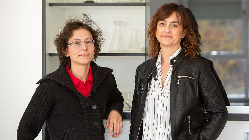 Las investigadoras autoras de la publicación. De izda. a dcha., María Napal y María Isabel Zudaire. UPNA
