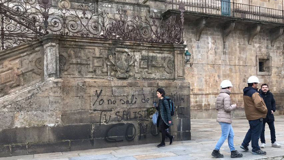 La Catedral de Santiago de Compostela ha sido objeto de actos vandálicos con pintadas en contra de la iglesia, la monarquía y el partido político VOX Foto TWITTER Pazoderaxoi