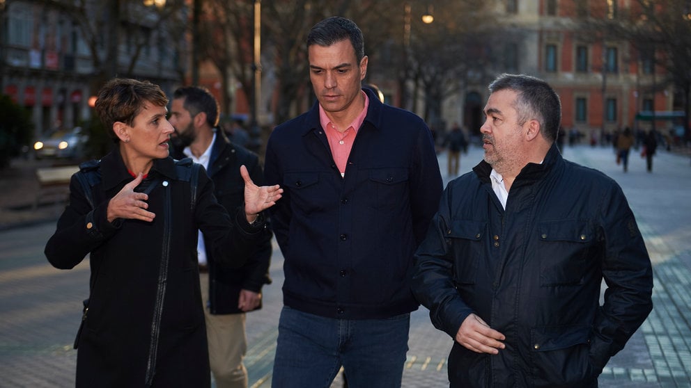El Presidente del Gobierno de España, Pedro Sanchez, pasea por Pamplona junto a María Chivite y Santos Cerdán. PABLO LASAOSA 1 (1)