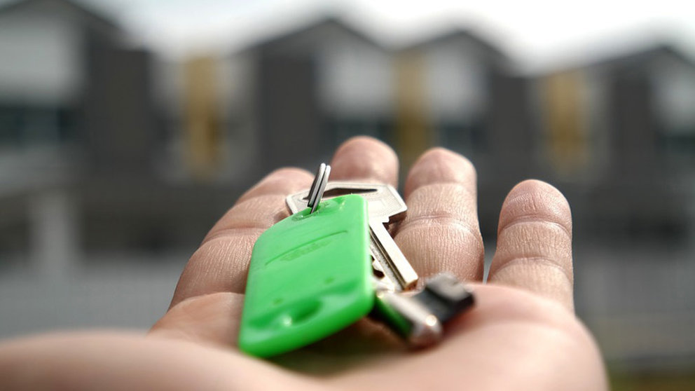 Un adjudicatario de vivienda de VPO recibe las llaves de su nueva casa tras un sorteo de viviendas protegidas ARCHIVO
