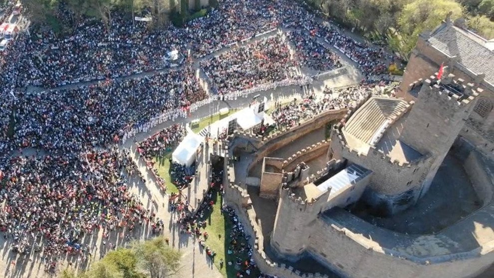 Una de las imágenes aéreas de la segunda Javierada de 2019 con miles de asistentes congregados en la explanada del castillo de Javier Foto GUARDIA CIVIL