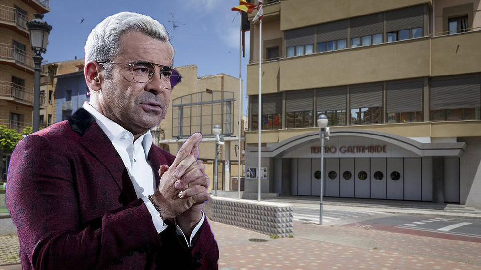 Imagen del presentador Jorge Javier Vázquez junto a la fachada del Teatro Gaztambide en Tudela ARCHIVO