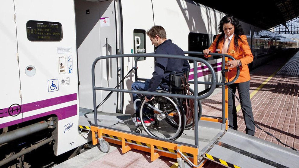 Un hombre con discapacidad se incorpora a un tren RENFE. ARCHIVO