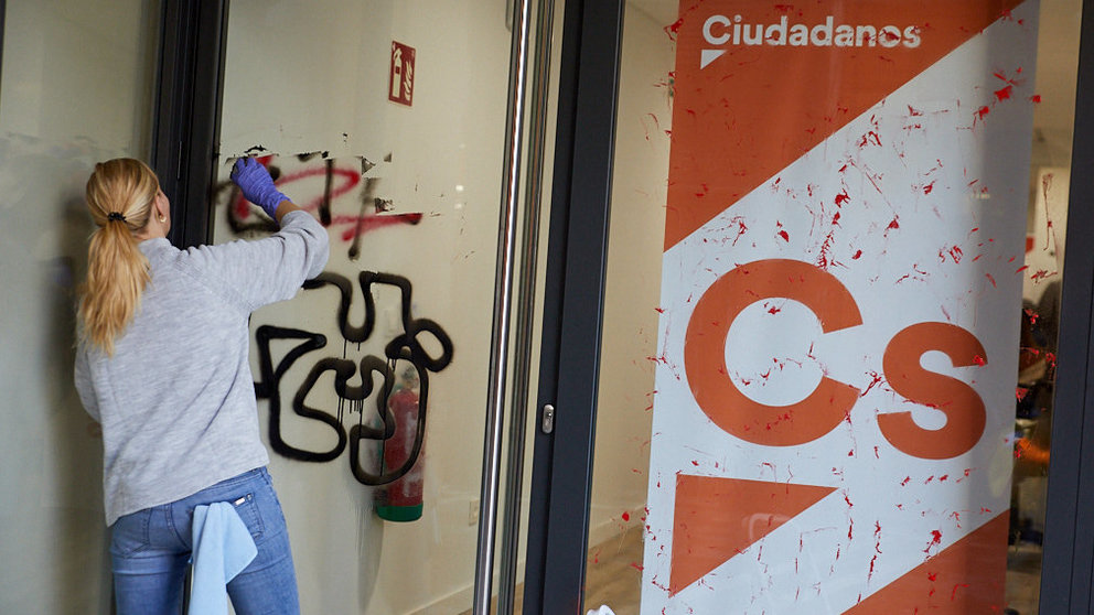 Limpieza de pintadas en la sede de Ciudadanos en Pamplona (04). IÑIGO ALZUGARAY