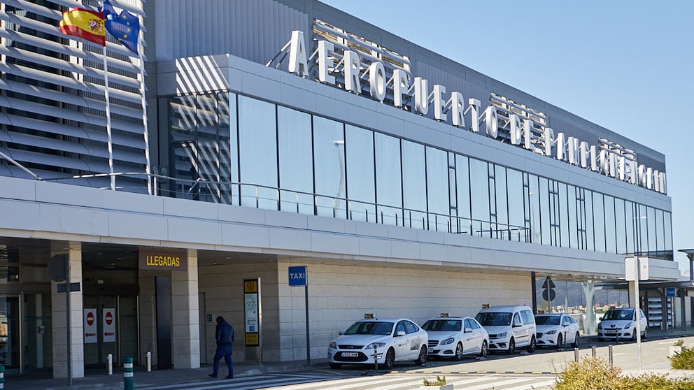 Fachada del Aeropuerto de Noáin-Pamplona. IÑIGO ALZUGARAY.