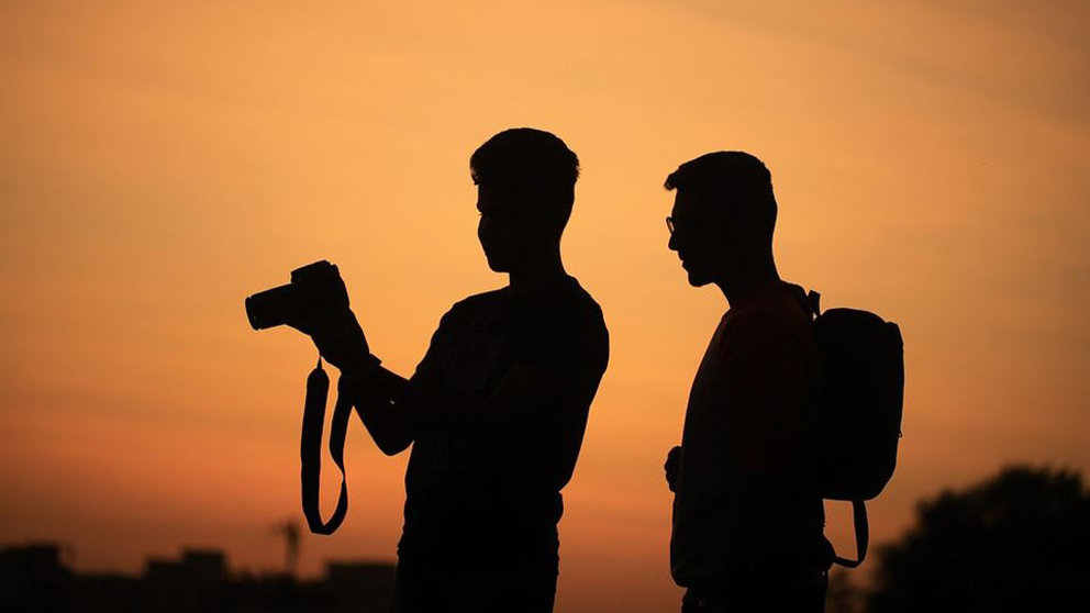 Dos jóvenes turistas haciendo fotos ARCHIVO