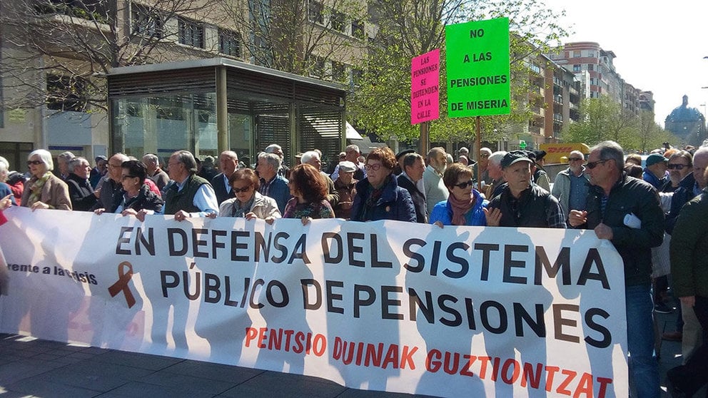 Concentración de jubilados en la Plaza de Merindades para exigir a los partidos políticos y al próximo Gobierno de España unas pensiones dignas Foto EUROPA PRESS