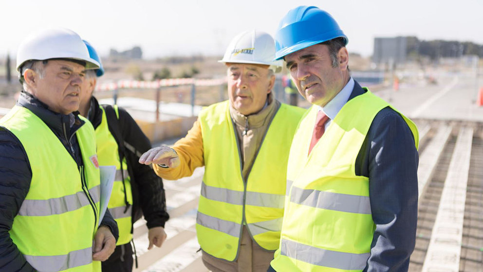El vicepresidente Manu Ayerdi escucha las explicaciones de los responsables de la obra del puente de Tudela GOBIERNO DE NAVARRA