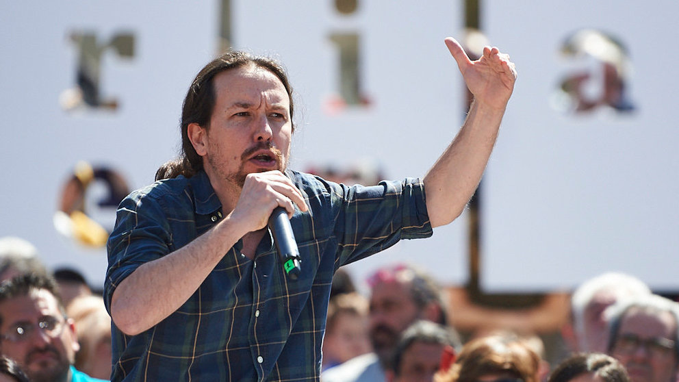 El secretario general de Podemos, Pablo Iglesias, interviene en un acto con la militancia del partido. MIGUEL OSÉS 16