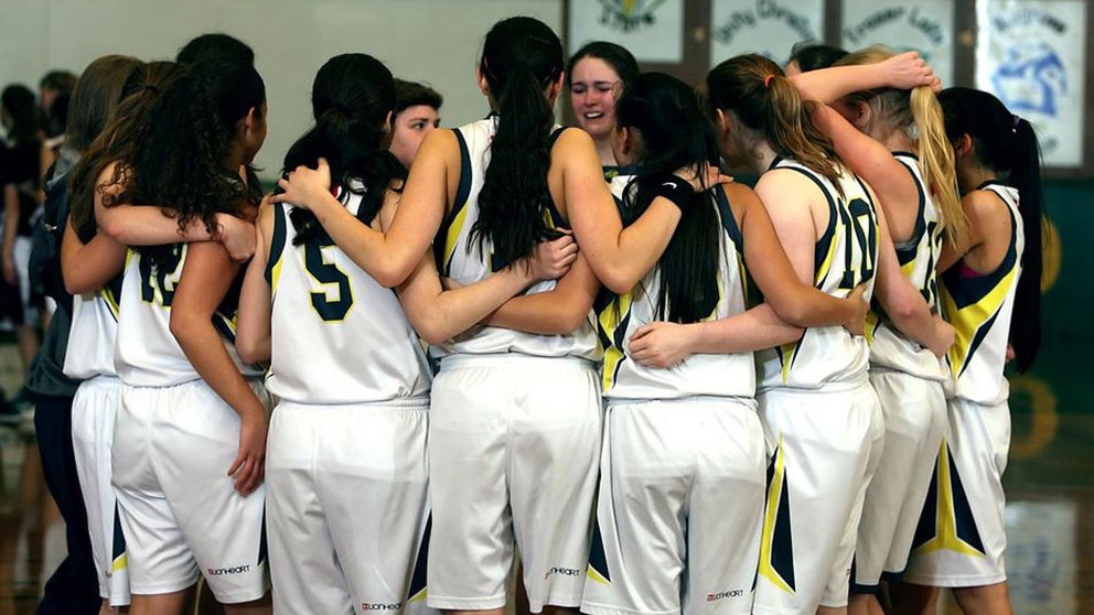 Un equipo femenino de baloncesto