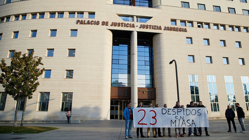 Concentración del comité de empresa de Miasa Pamplona ante el juicio por el despido de 23 personas (04). IÑIGO ALZUGARAY