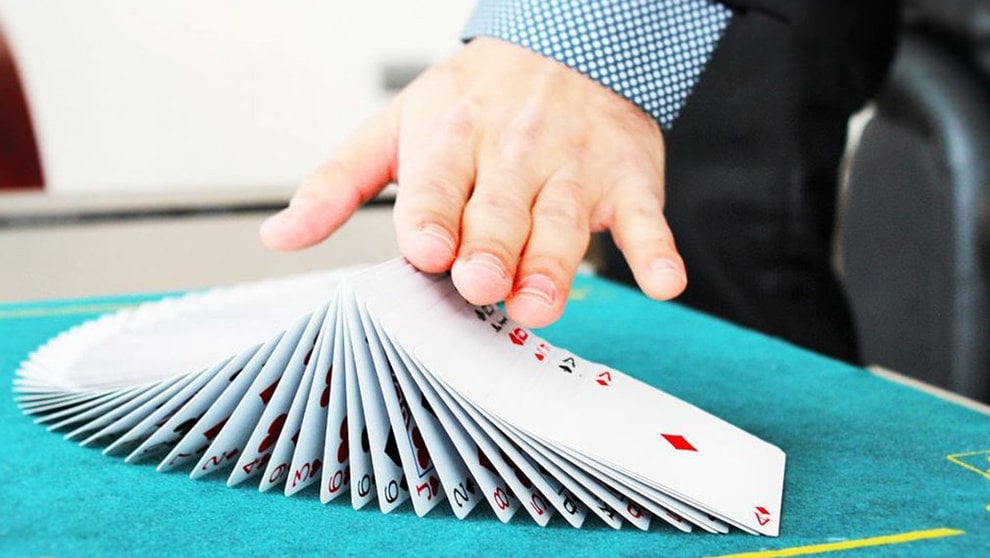 Un mago durante un truco con cartas ARCHIVO