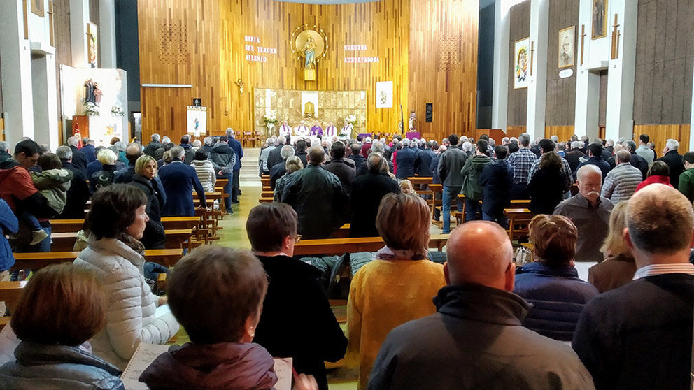 El Coro San Fermín puso la nota musical a la misa celebrada en la iglesia de María Auxiliadora en el reencuentro de antiguos alumnos para despedir el colegio Salesianos de Pamplona. IMÁGENES CEDIDAS.
