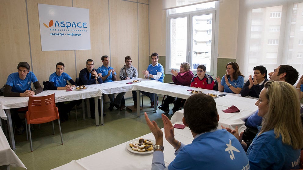 CaixaBank moviliza en Navarra al 44% de su plantilla en una nueva edición de la Semana Social; en la imagen, algunos de los voluntarios en un encuentro en Aspace. IMAGEN CEDIDA