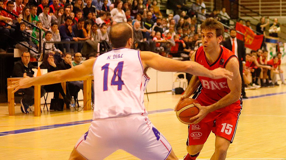 Iñaki Narros en acción con el Basket Navarra en Arrosadía. @BasketNavarra.