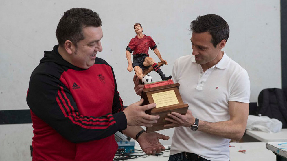 Javier Flaño recibe el trofeo de las Peñas de Osasuna en el frontón de Cordovilla. @CAOsasuna.