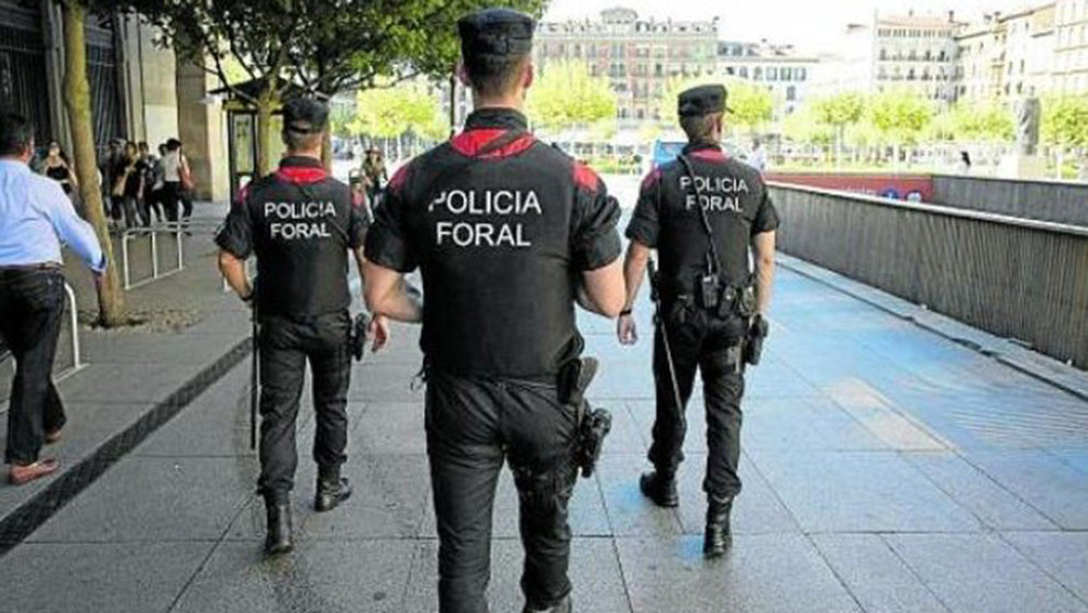 Varios agentes de la Policía Foral patrullando por Pamplona POLICÍA FORAL