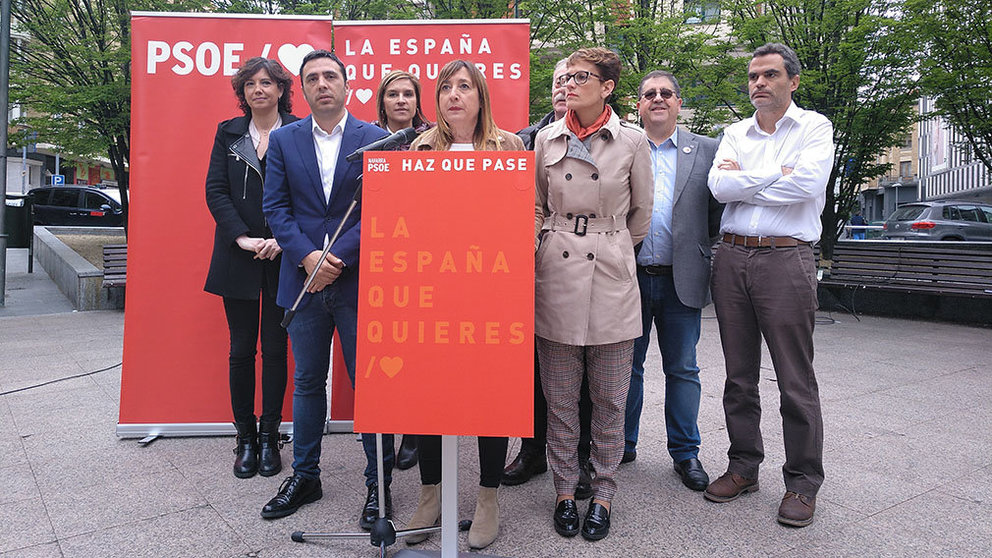 Conchi Ruiz, candidata del PSN al Congreso de los Diputados, interviene en un acto electoral en la Plaza del Vínculo de Pamplona. Foto: PSN