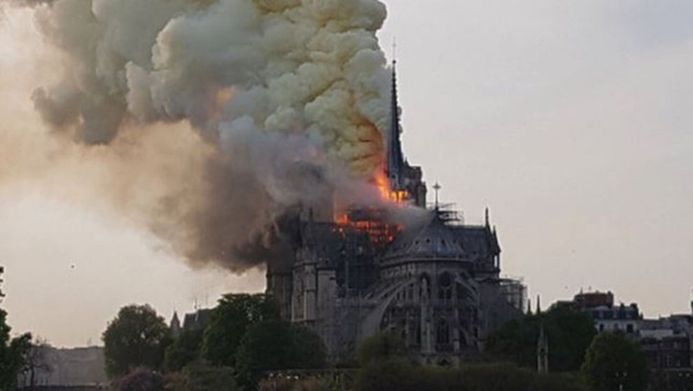 Incendio en la catedral parisina de Notre Dame TWITTER