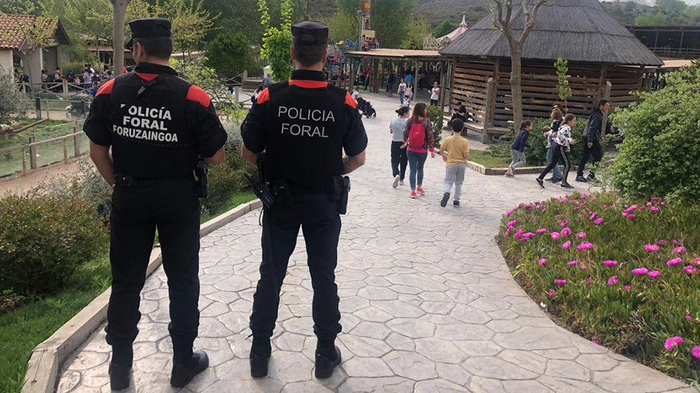 Agentes de la Policía Foral, vigilando en el parque Sendaviva POLICÍA FORAL