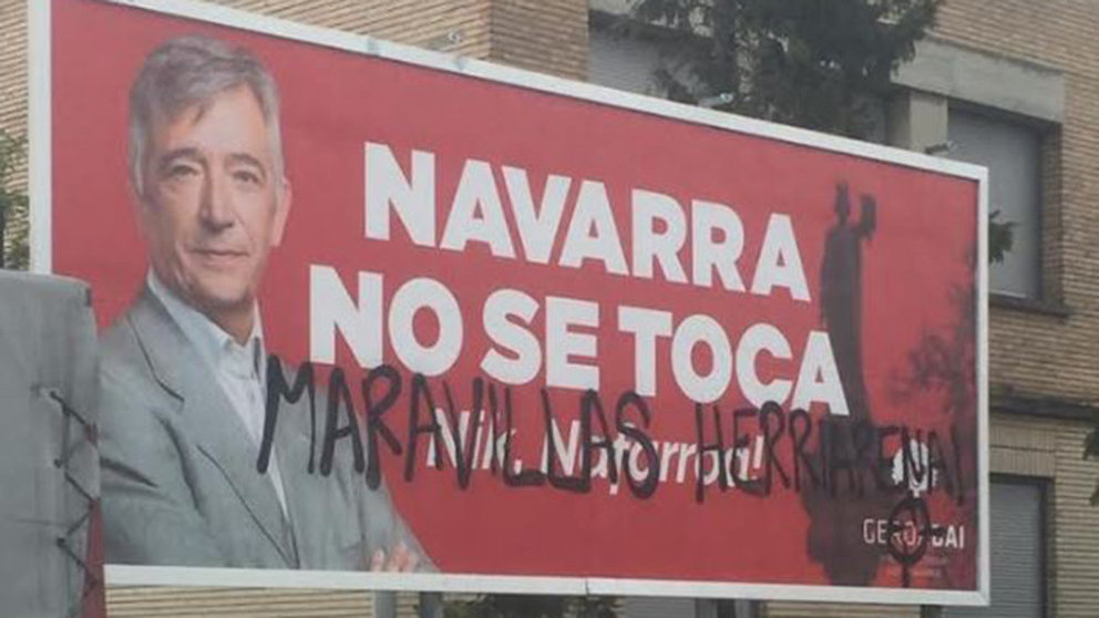 Cartel electoral de Geroa Bai atacado con pintadas a favor de los okupas del palacio del Marqués de Rozalejo CEDIDA