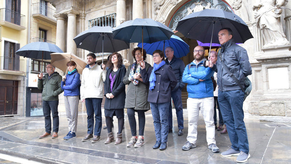 Miembros de la corporación municipal se concentran en la Plaza del Ayuntamiento para rechazar la agresión sexual ocurrida en un piso de la calle Jarauta