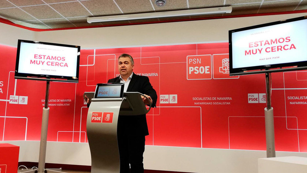 El candidato socialista, Santos Cerdán, durante la rueda de prensa en la sede del PSN EUROPA PRESS