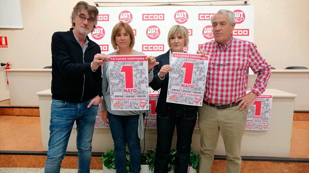 Los secretarios de CCOO y UGT con el cartel convocante a la manifestación del Día del Trabajador. EUROPA PRESS
