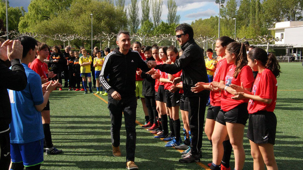 Mikel González es aplaudido por sus jugadoras en el torneo celebrado en Mutilva. @MulierFCN.