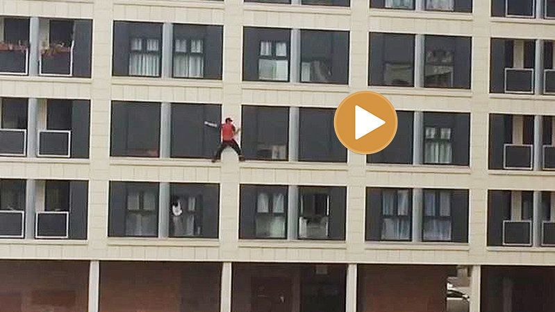 Un hombre cae desde un segundo piso en Buztintxuri player.