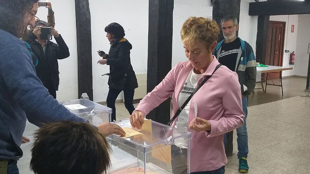 Votación de la candidata al Congreso de EH Bildu por Navarra, Isabel Pozueta, en Alsasua (TWITTER DE EHBILDU)