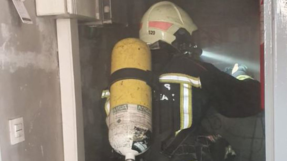 Un bombero actúa en un colegio electoral de Zizur TWITTER BOMBEROS