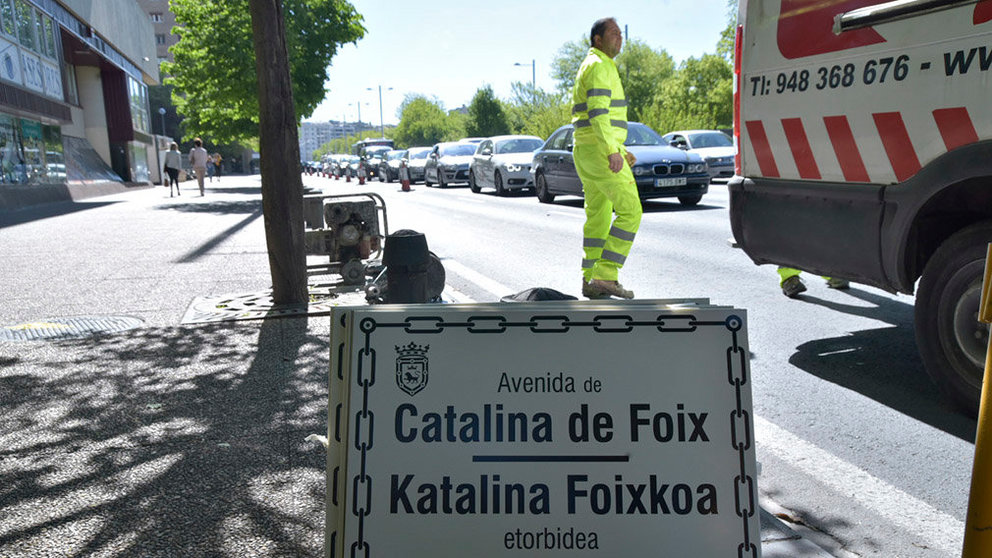 Los operarios municipales proceden a cambiar el cartel de la Avenida del Ejército por la el de Catalina de Foix, tal y como decidió el alcalde Joseba Asirón. AYUNTAMIENTO DE PAMPLONA
