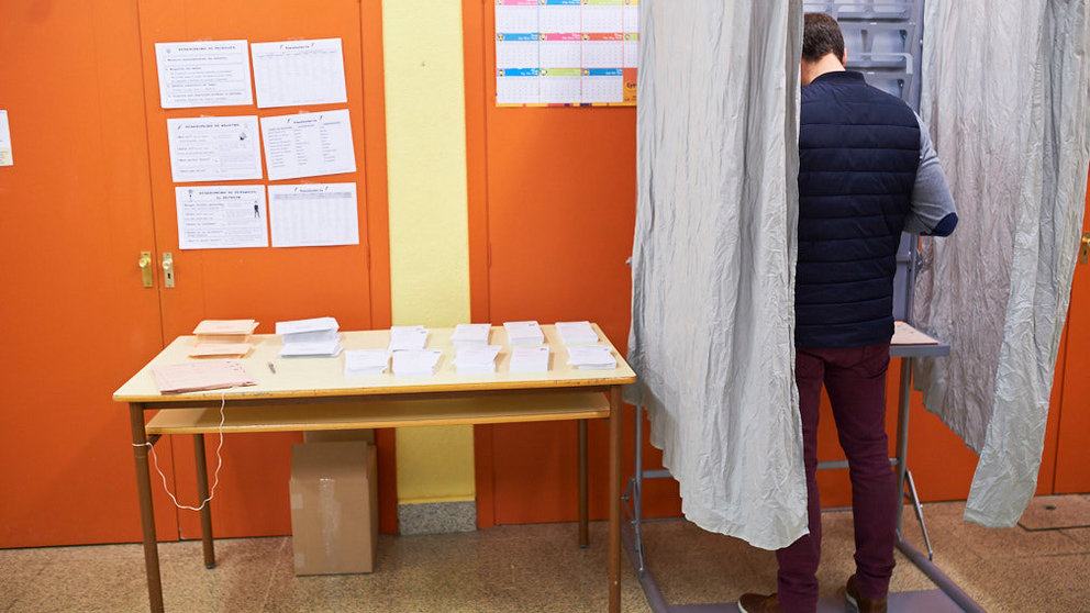 Jornada electoral en un colegio de Pamplona durante las elecciones generales del 28 de abril en Navarra PABLO LASAOSA