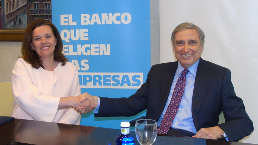Ana Díez Fontana y José Antonio Sarría durante la renovación del convenio entre CaixaBank y la Confederación de Empresarios de Navarra IMAGEN CEDIDA