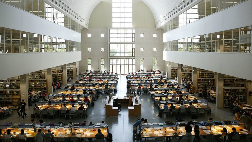 Interior de la biblioteca de la UPNA. ARCHIVO