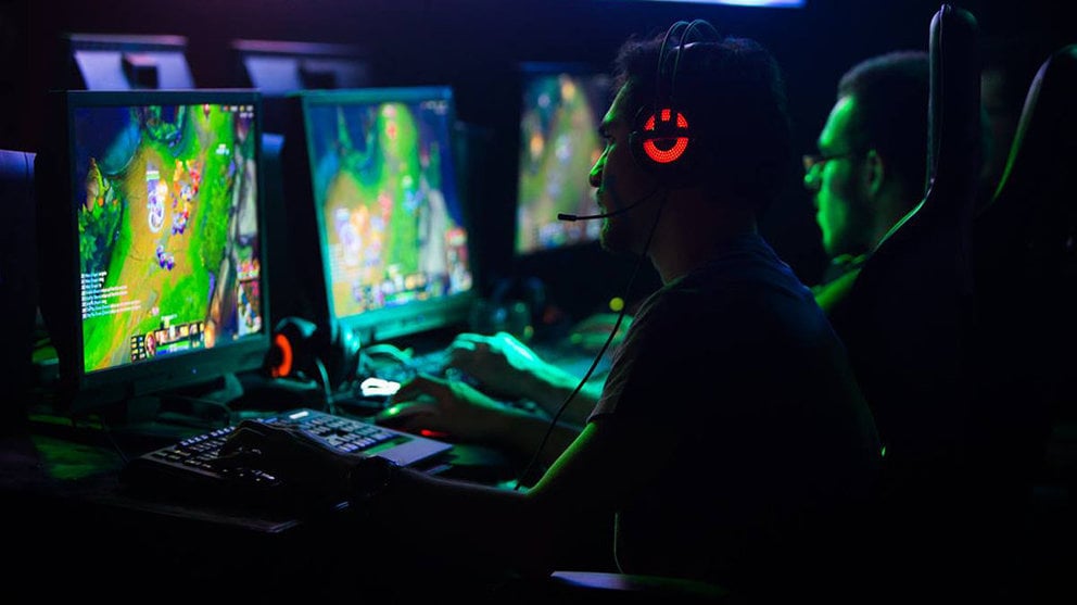 Imagen de una competición de e-sports o deportes electrónicos en la que varias personas compiten jugando a videojuegos ARCHIVO