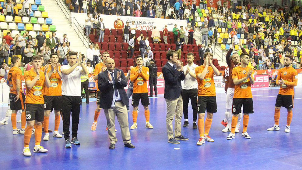 &#34;Pato&#34; y sus jugadores aplauden a la afición navarra en Ciudad Real. Cedida.
