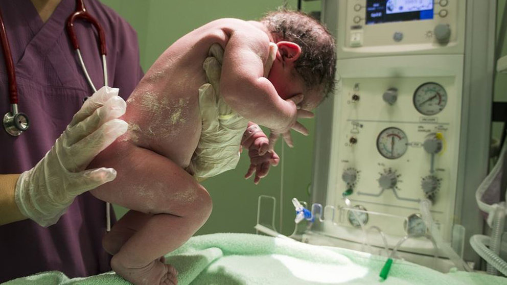 Una enfermera junto a un bebé recién nacido ARCHIVO