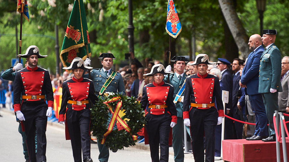 La Guardia Civil desfila por El Bosquecillo con motivo de su 175 aniversario. PABLO LASAOSA 11