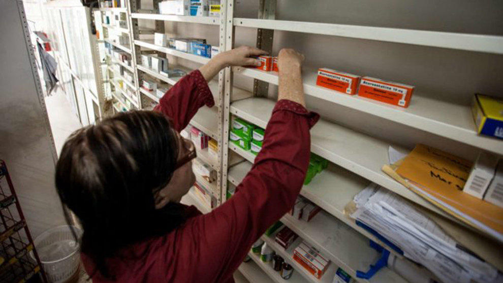 Imagen de una trabajadora de una farmacia colocando en una estantería los últimos medicamentos recibidos en el local Foto Archivo EFE