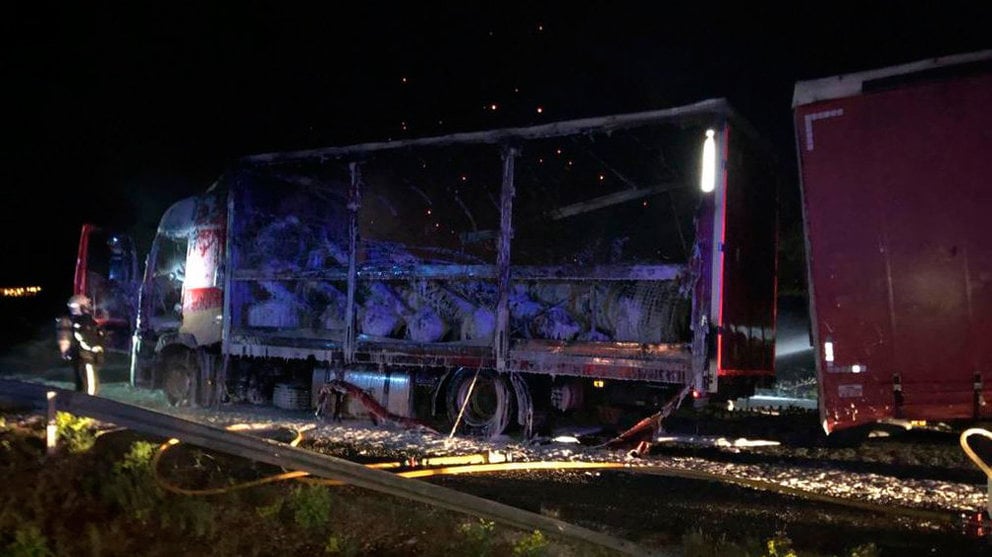 El camión incendiado en la autopista de Navarra. BOMBEROS