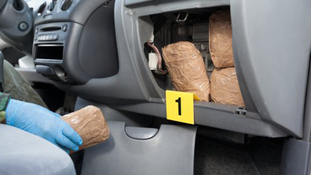 Imagen de varios fardos de droga en la guantera de un coche inspeccionado por agentes de policía ARCHIVO